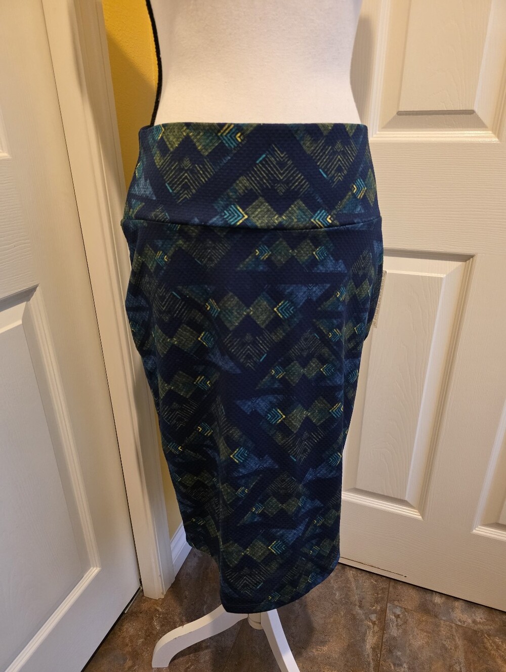 LULAROE GREEN BLUE SKIRT, SIZE L, NWT